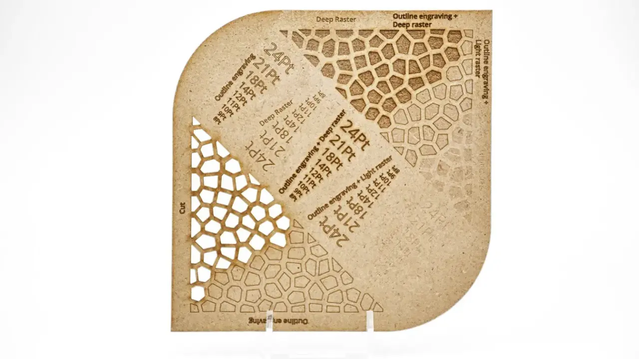 Échantillon de gravure et de découpe sur bois, étape 23 fiche technique. Motifs géométriques et tailles de police variés.