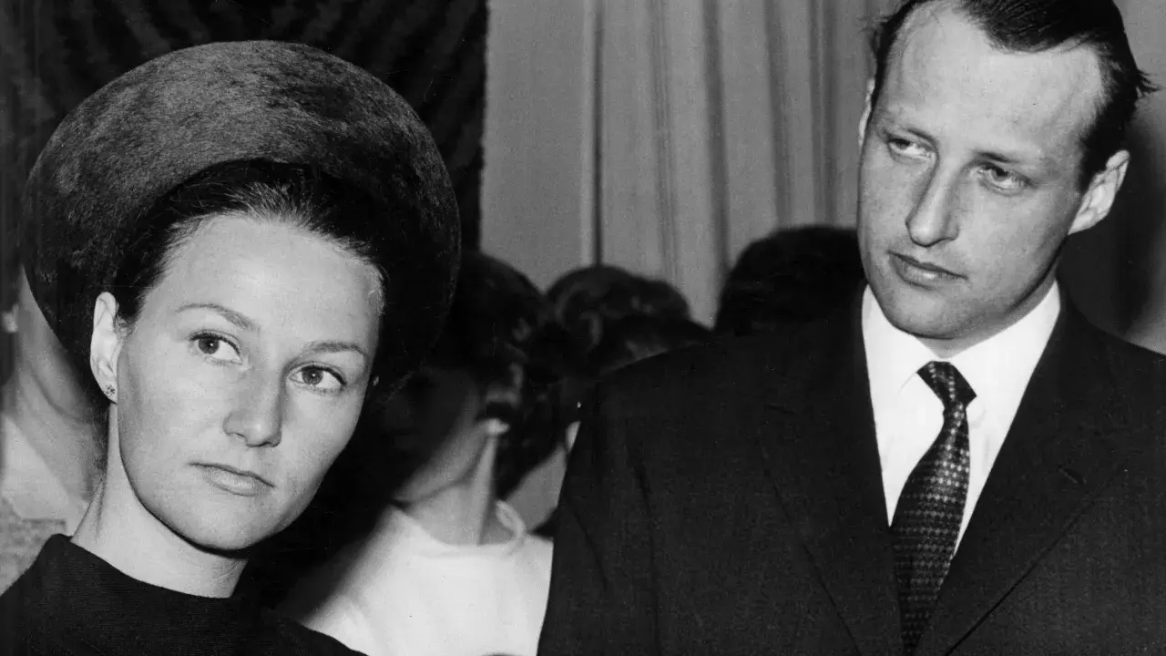 Królowa Sonja i król Harald V, przyszli władcy Norwegii, na oficjalnym spotkaniu.