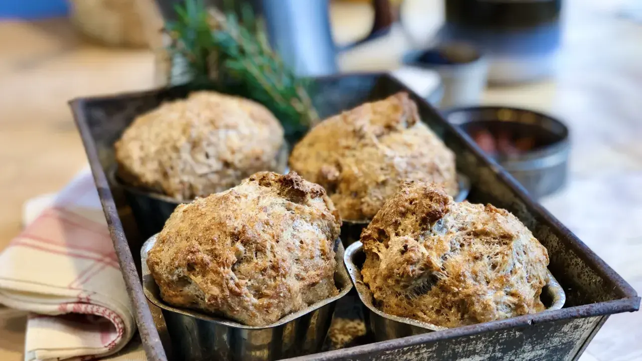 Nybakade grahamsbullar i en gammal form, redo att avnjutas. Ett perfekt grahamsbullar recept för fika.