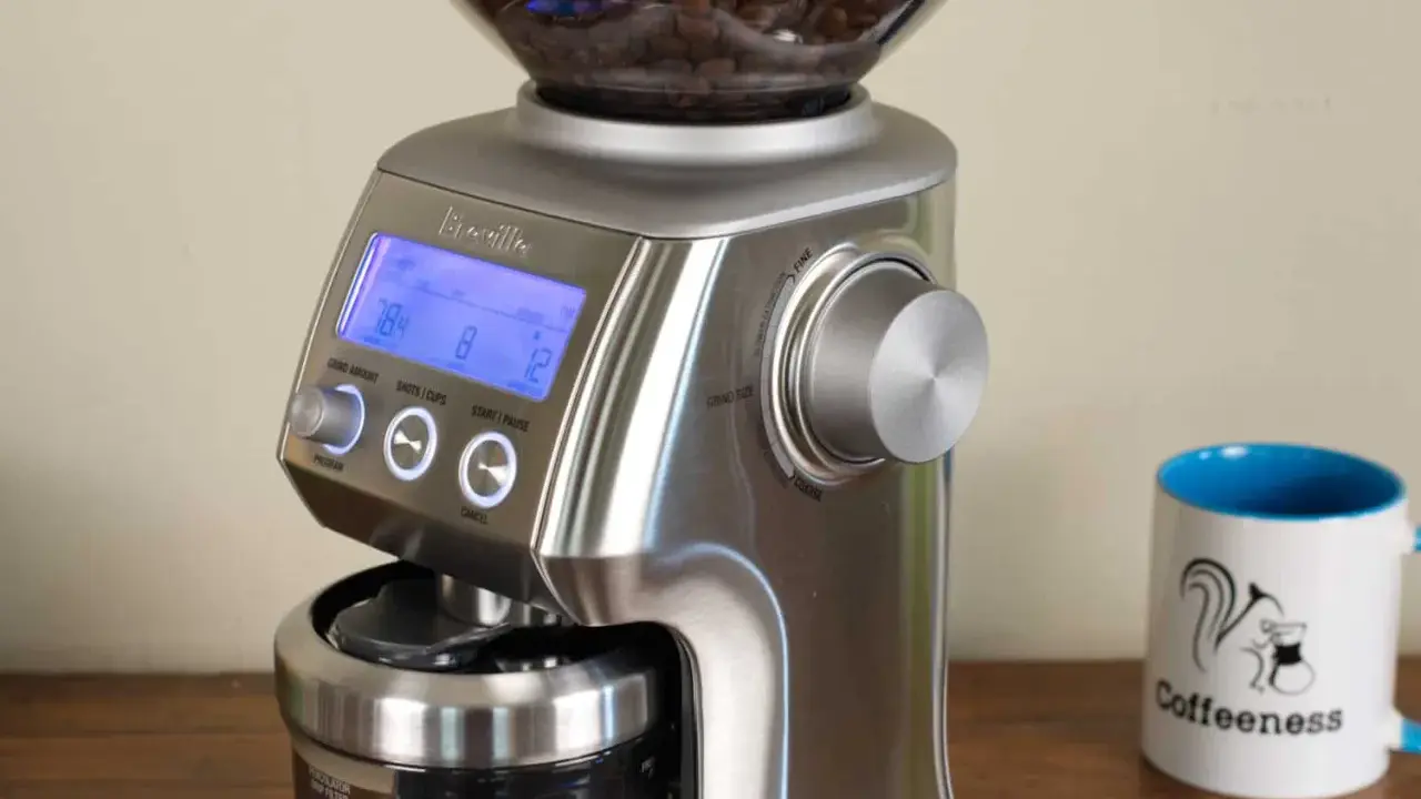 Sage Smart Grinder Pro: Mahlgrad für Espresso einstellen. Die Anzeige zeigt 78.4, 8 und 12. Daneben eine Kaffeetasse mit Eichhörnchen.