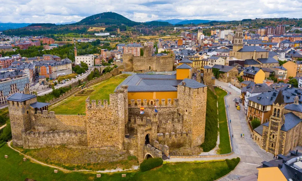 Castillo de Ponferrada, un lugar histórico que invita a descubrir pueblos bonitos cerca de Ponferrada.