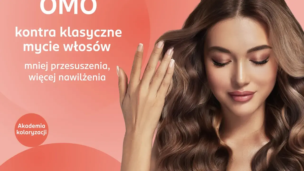 OMO: metoda omo dla mniej przesuszenia i więcej nawilżenia włosów. Piękna kobieta z falowanymi włosami.