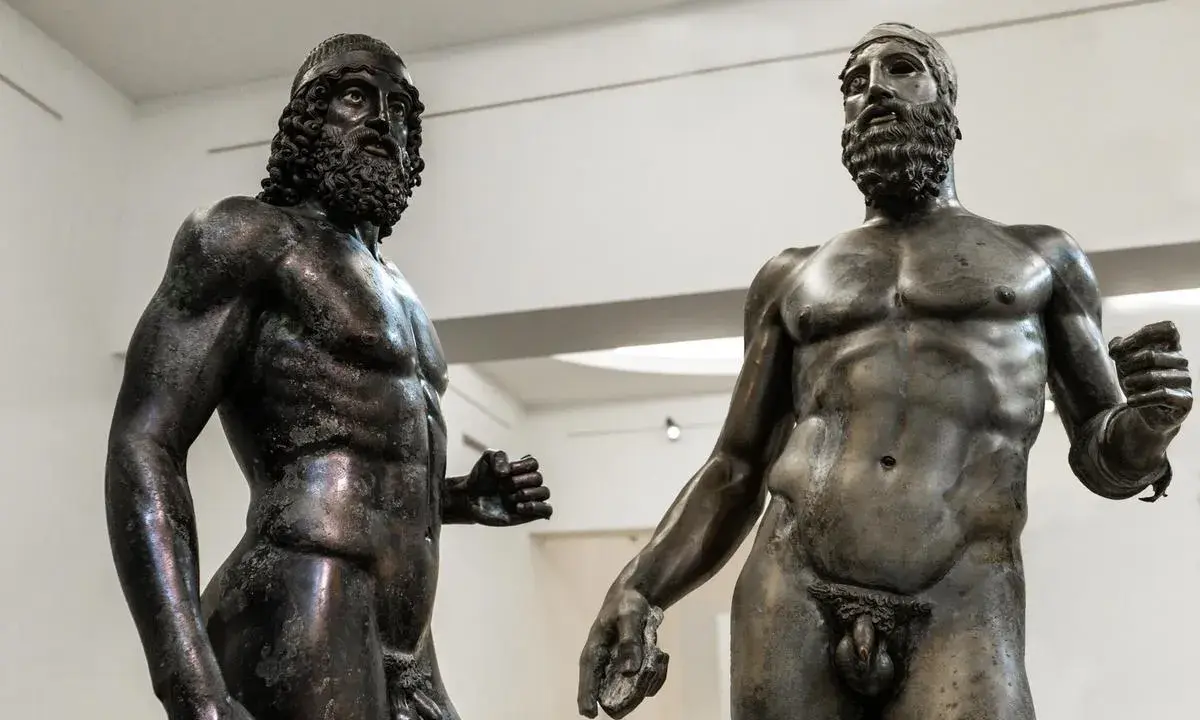 Bronzi di Riace, simbolo Calabria, guerrieri antichi che raccontano storie di forza e coraggio.