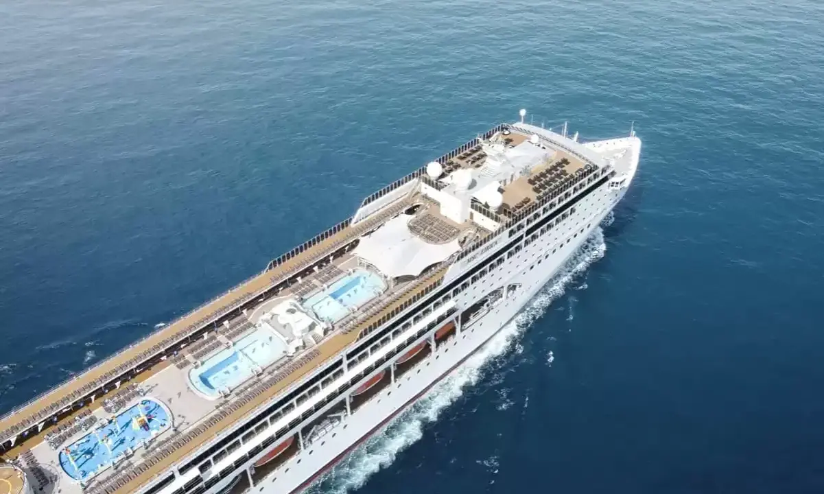 La MSC Lirica, con la sua imponente lunghezza, solca le acque blu. La nave da crociera offre ponti con piscine e aree relax.