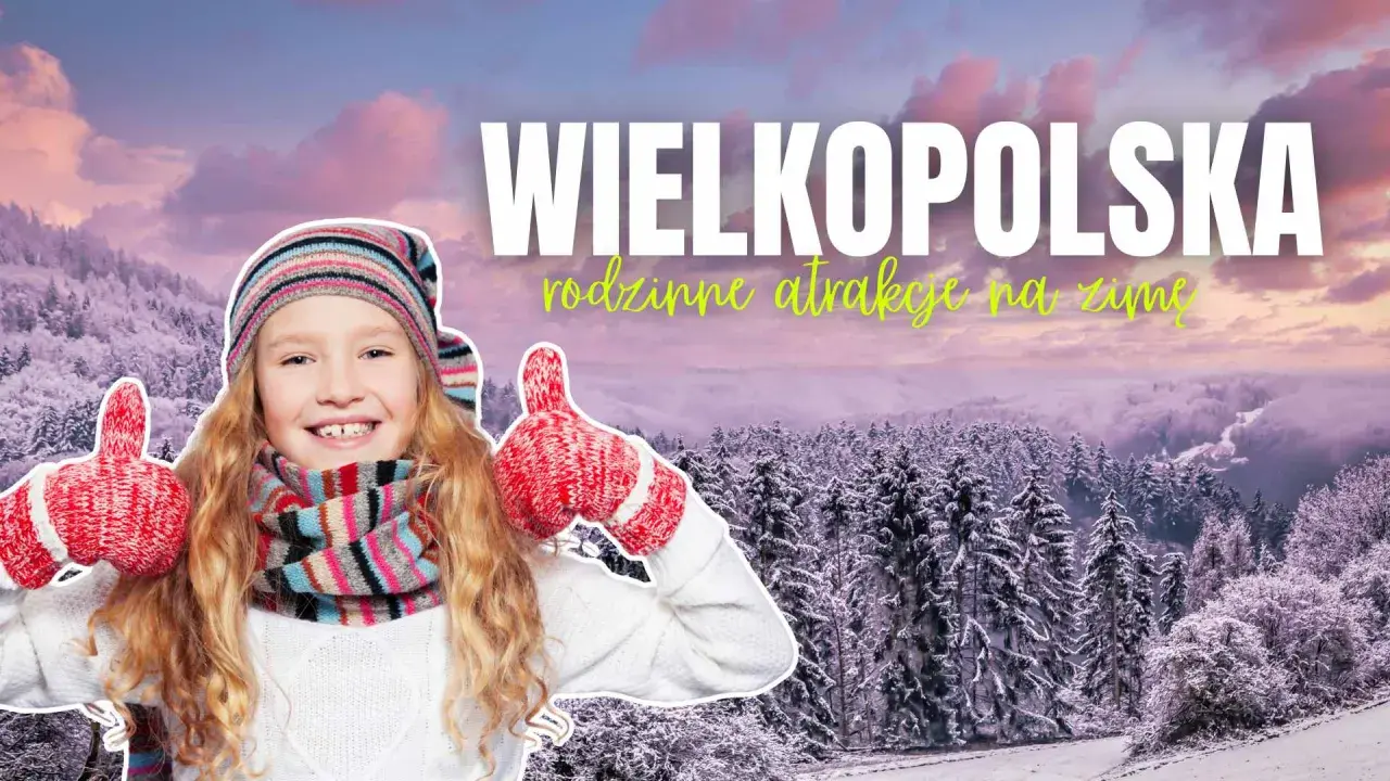 Uśmiechnięta dziewczynka w zimowym stroju pokazuje kciuki w górę na tle ośnieżonych drzew. Wielkopolska oferuje wspaniałe atrakcje dla dzieci zimą!
