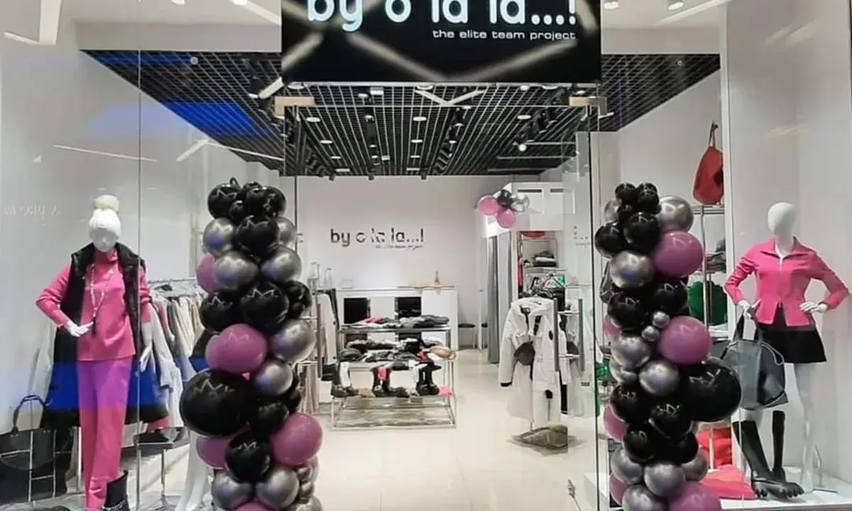 By o la la...! Kto jest właścicielem tego sklepu z modnymi ubraniami? Balony w kolorach czarnym, różowym i srebrnym ozdabiają wejście.