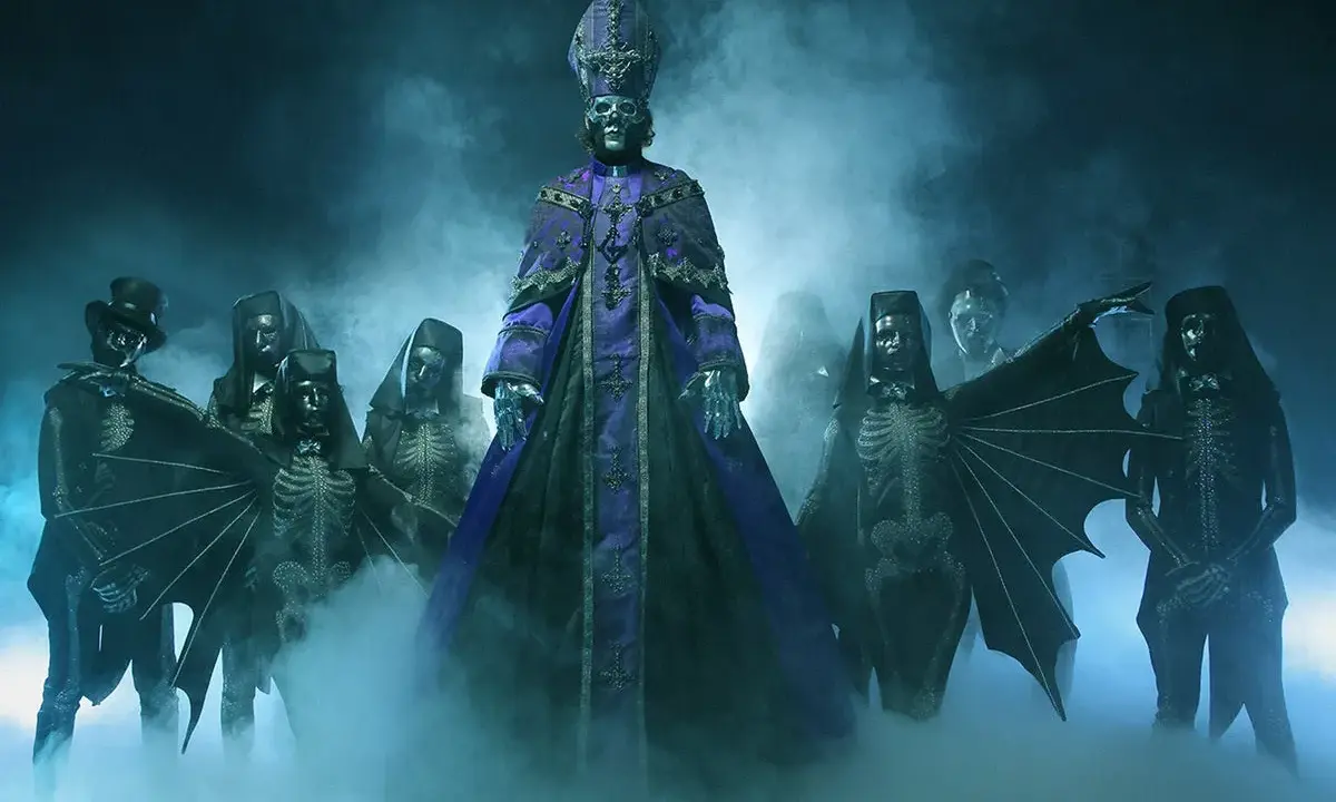 Ghost-medlemmar i mystisk dimma, redo för sitt nya album.