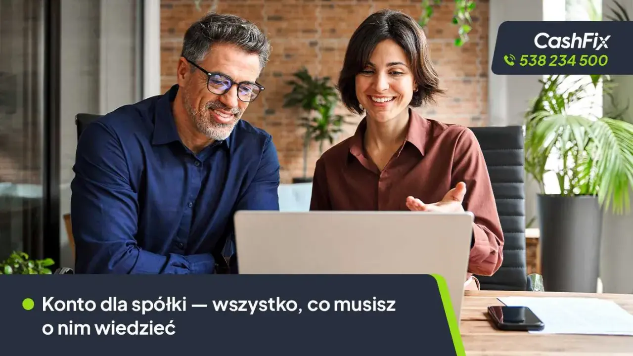 Uśmiechnięci ludzie przy laptopie omawiają konto dla spółki z o.o. Wszystko, co musisz wiedzieć o finansach firmy.