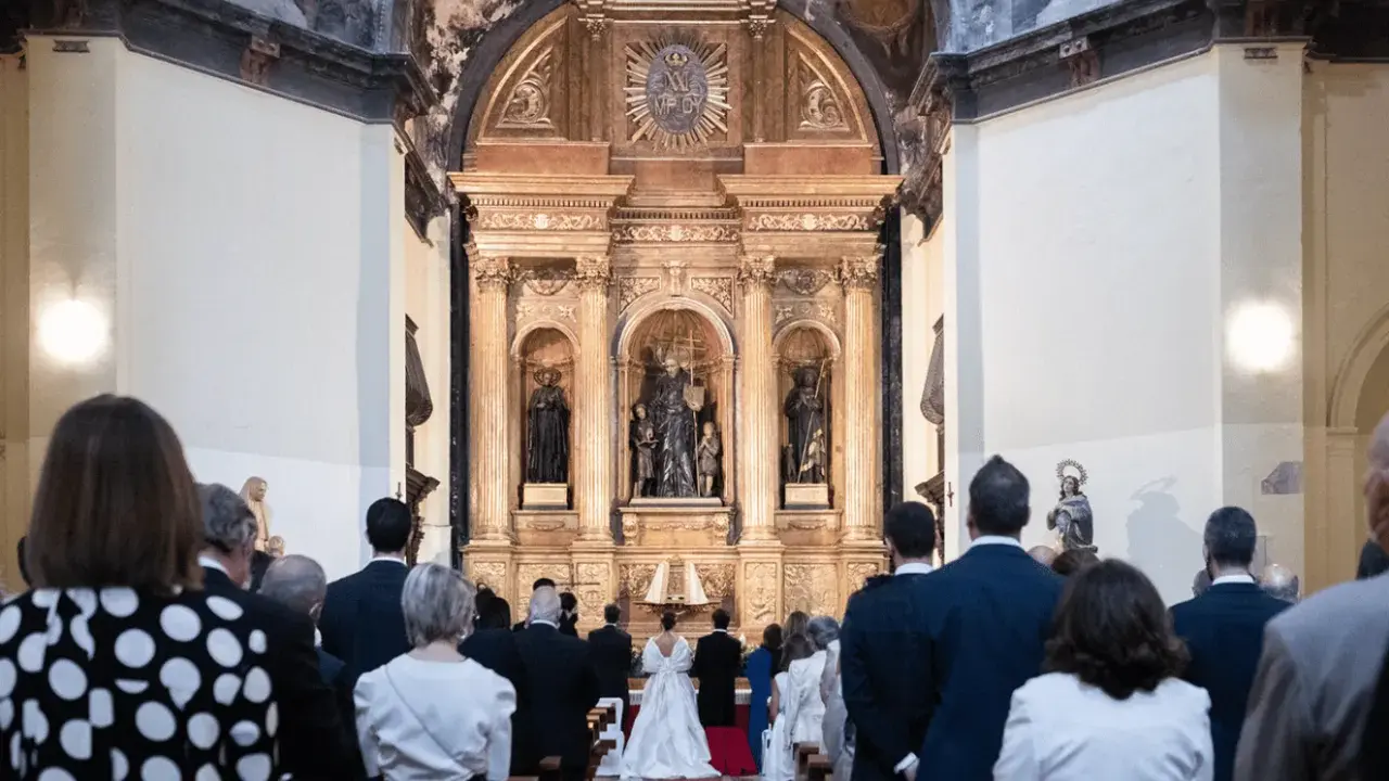 Boda en la iglesia. La novia y el novio se dan el "sí, quiero" ante el altar. ¿Cuántas veces te puedes casar por la iglesia?