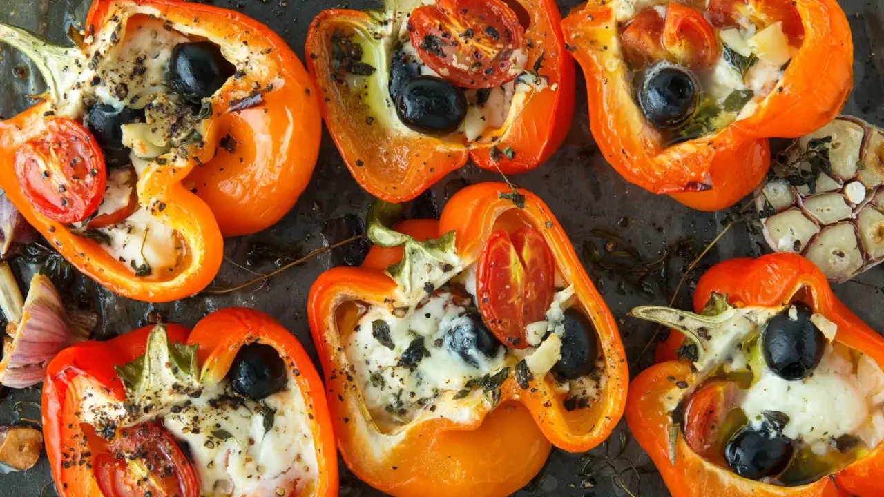 Poivrons farcis au fromage, tomates et olives, prêts pour une délicieuse recette poivron.