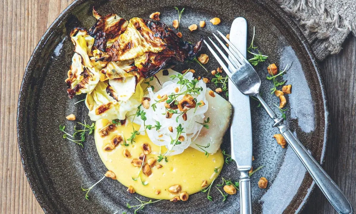 Lyxig torskrygg med rostad kål, nötter och en krämig sås. Ett recept som garanterat imponerar.