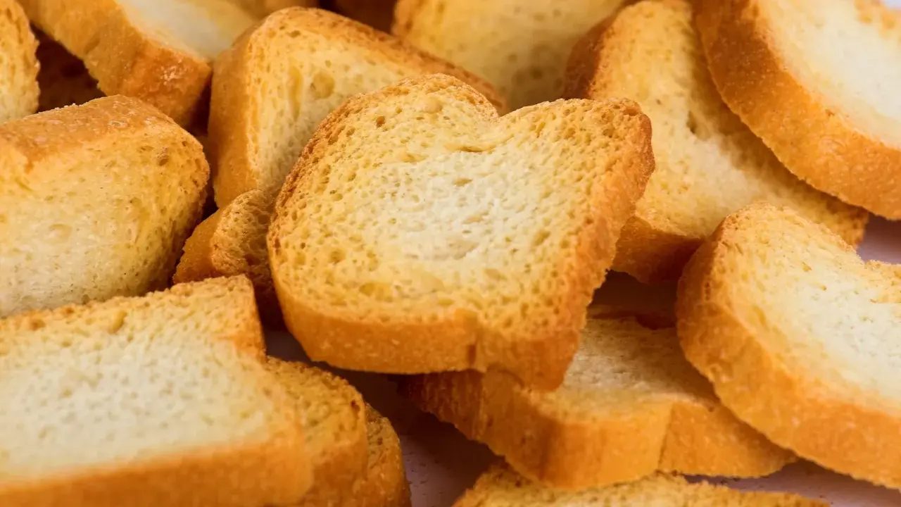 Ein Haufen knuspriger Zwieback-Scheiben. Ob zwieback gesund ist, hängt von den Zutaten ab, aber er ist ein beliebter Snack.