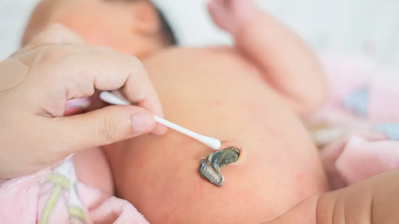 Jak czyścić kikut pępowinowy? Prosty poradnik dla rodziców