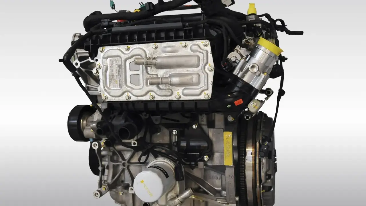 Silnik 1.5 EcoBoost, często chwalony w opiniach za dynamikę i oszczędność. Widoczny na zdjęciu z licznymi przewodami i elementami.