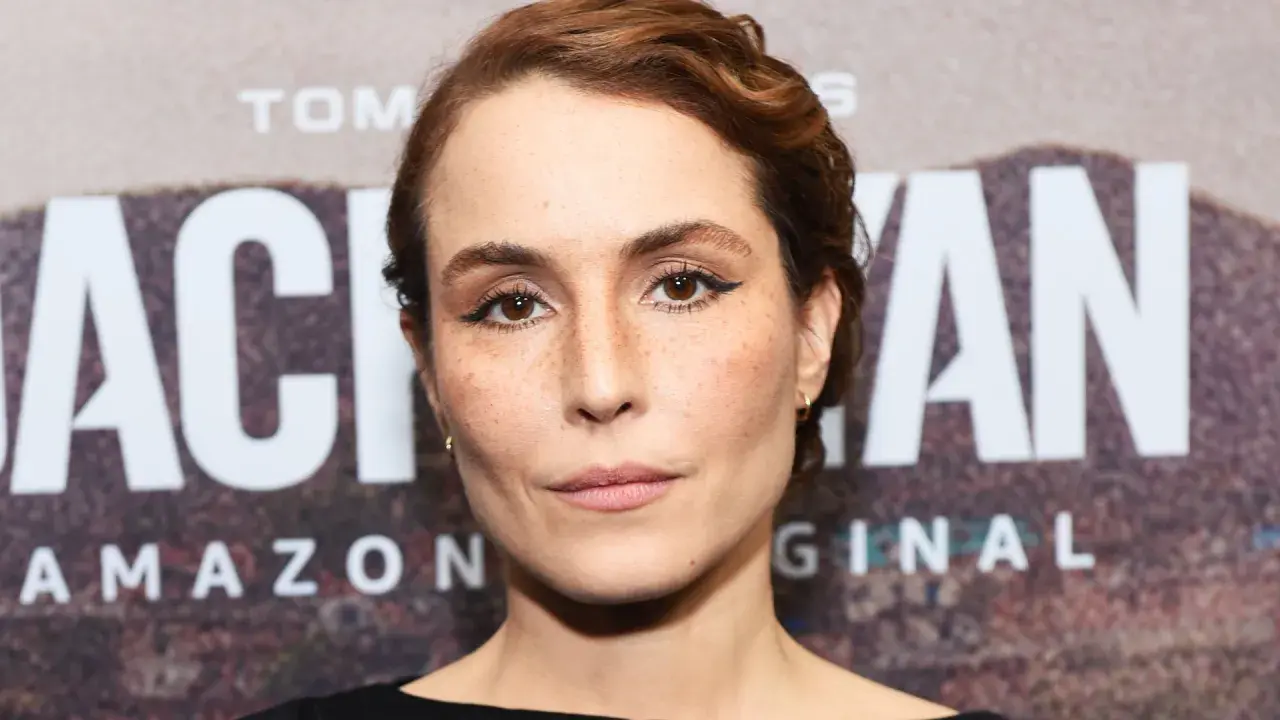 Noomi Rapace med fregnar och eyeliner, i bakgrunden syns texten "JACK RYAN AMAZON ORIGINAL".
