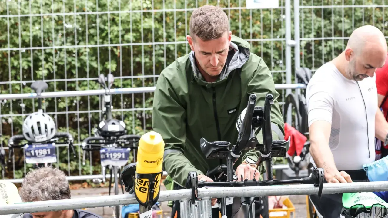 Vorbereitung auf den **triathlon kurzdistanz**: Athleten checken ihre Rennräder, Helme und Trinkflaschen.