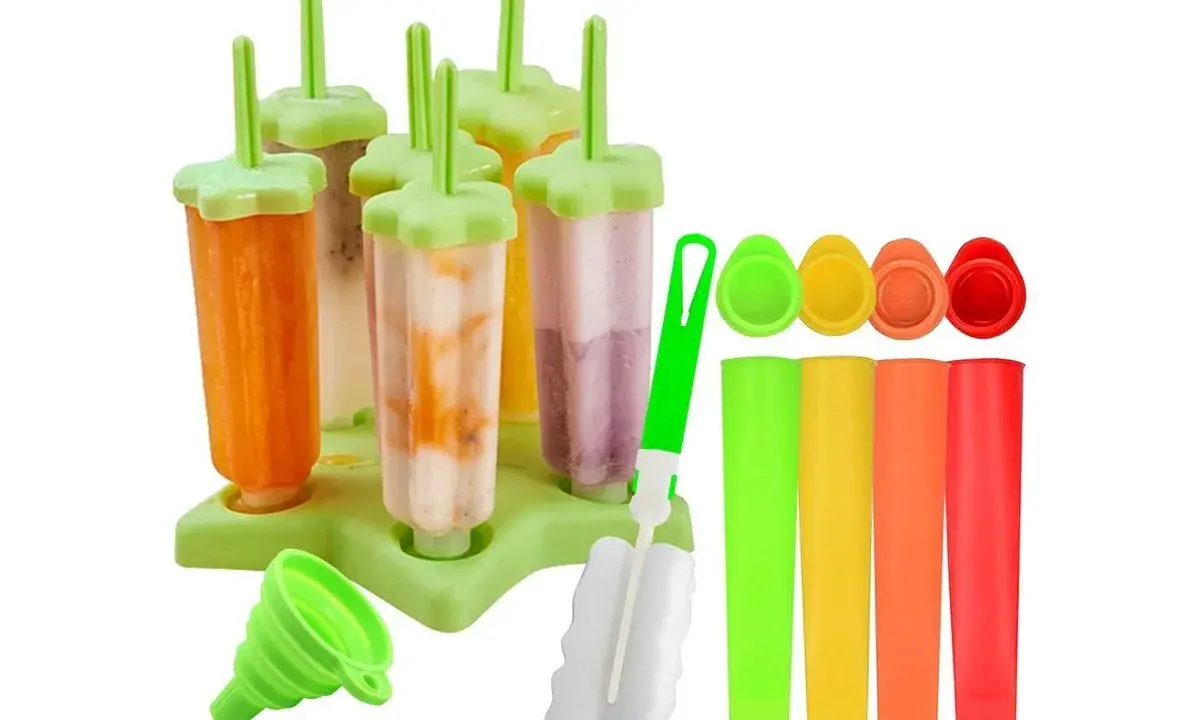 Un set de moldes para helado, con paletas de colores vibrantes, que evocan la nostalgia del flash helado años 80. Incluye embudo y cepillo.