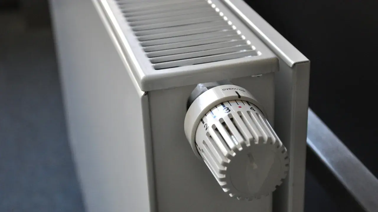 Termostato de un calefactor sin electricidad, ajustando la temperatura para un hogar acogedor.