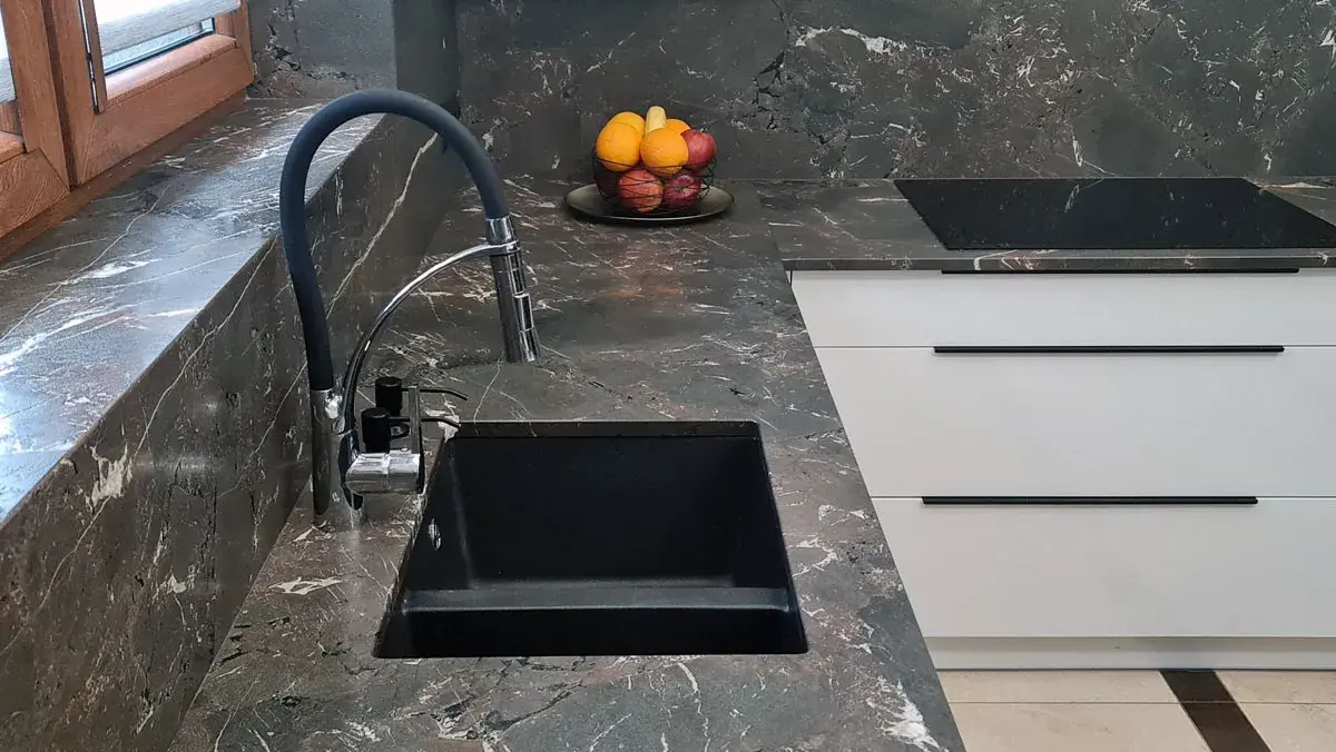 Granit czy konglomerat? Co wybrać na blat, parapet, schody?