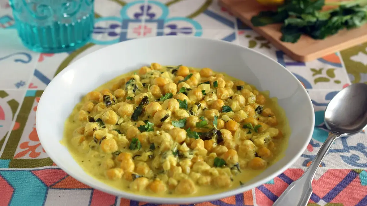 Un cremoso plato de garbanzos en salsa amarilla, con hierbas frescas picadas. ¡Un sabor italiano que te encantará!