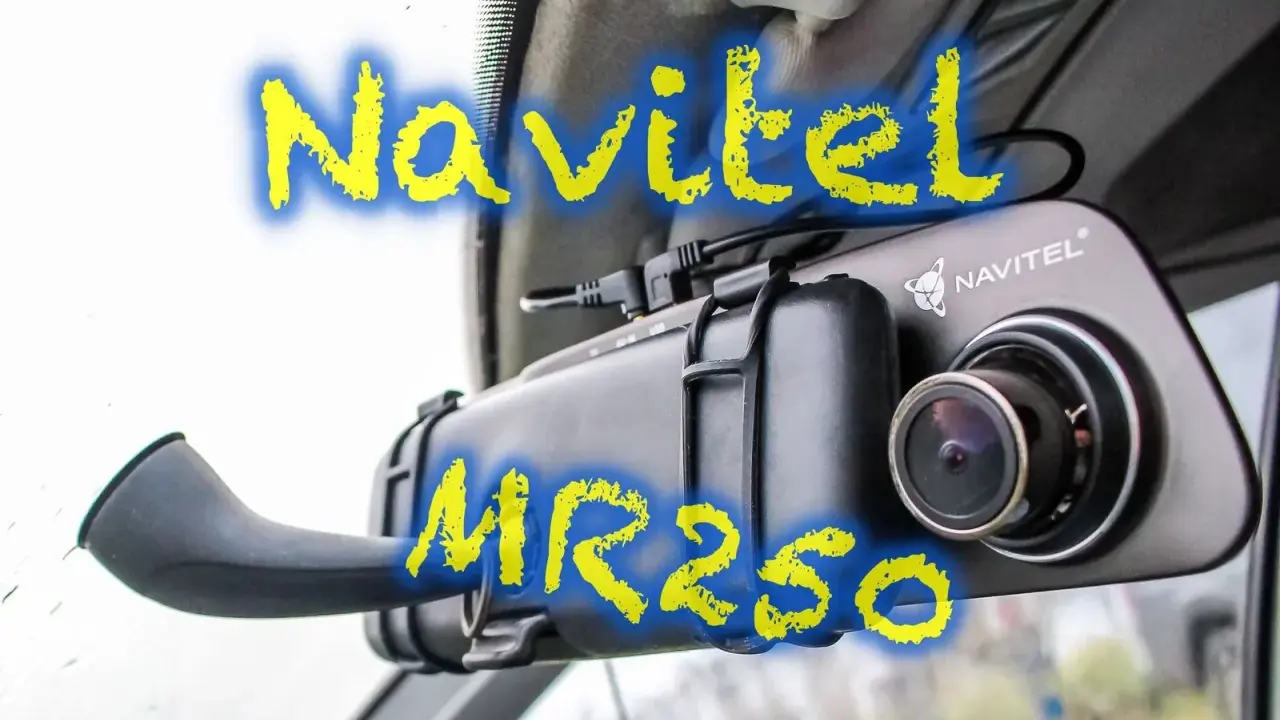 Kamera samochodowa Navitel MR250 zasilana z lusterka.