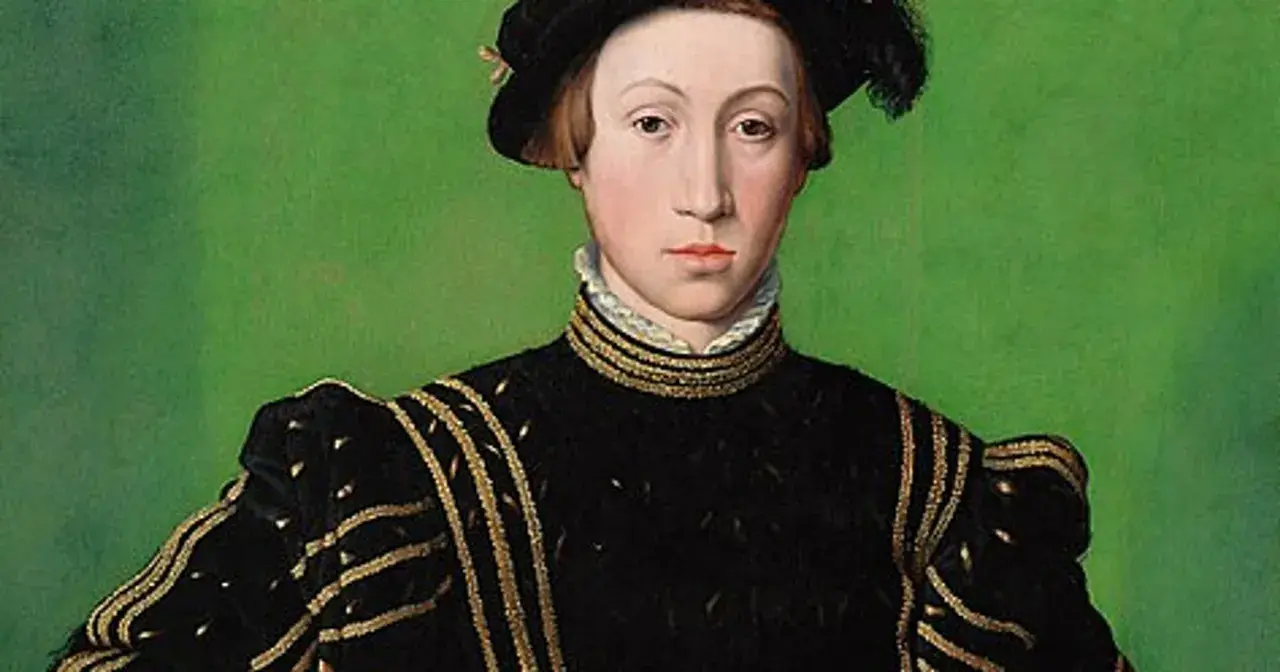 Portret młodego mężczyzny w czarnym stroju z bogatymi złotymi zdobieniami, w czapce z piórem. Wygląda jak vivente rege, gotowy na panowanie.