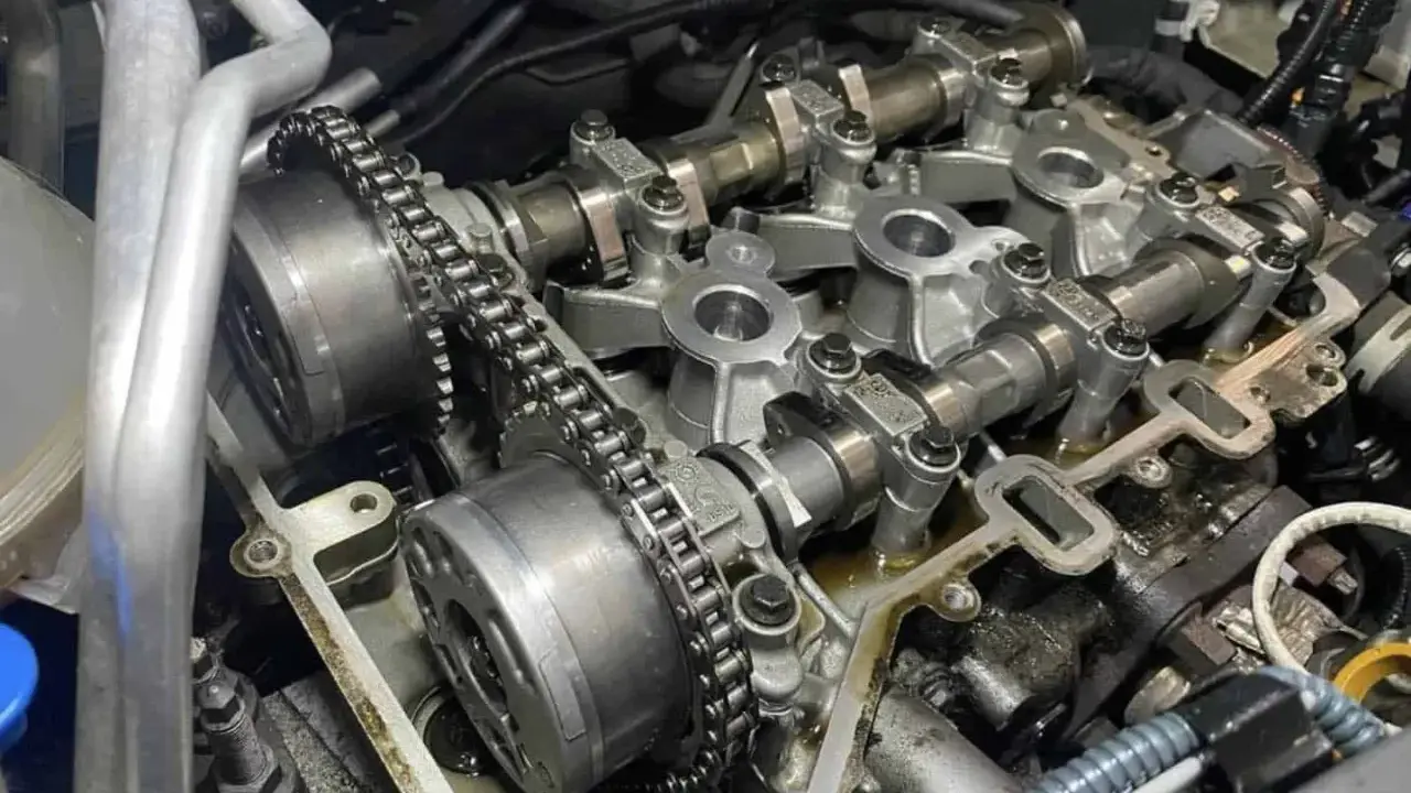 Silnik Peugeot 207 1.4 benzyna. Widoczne koła zębate i łańcuch rozrządu. Wymiana rozrządu co ile?