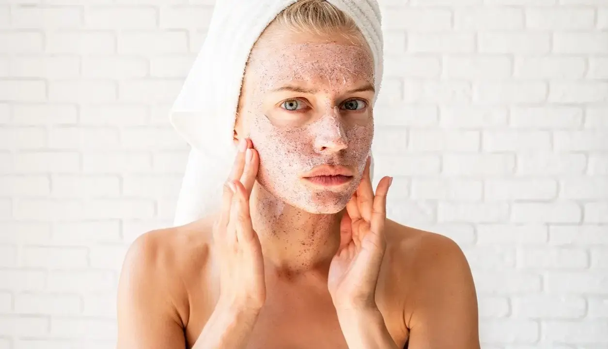 Vianek Rewitalizująca Maseczka-Peeling: Sekret promiennej cery?
