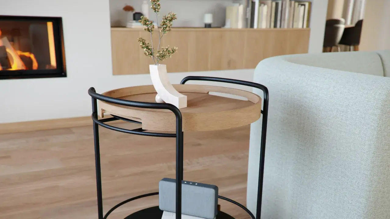 Ett stilrent, **högt brickbord** i trä och svart metall med en modern vas och en högtalare. Perfekt för att servera fika eller förvara favoritböcker.