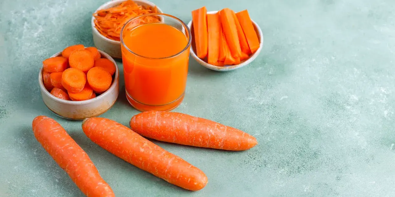 Carottes entières, coupées en rondelles, en bâtonnets et râpées, avec un verre de jus. Un concentré de **bêta-carotène** pour la vitalité.