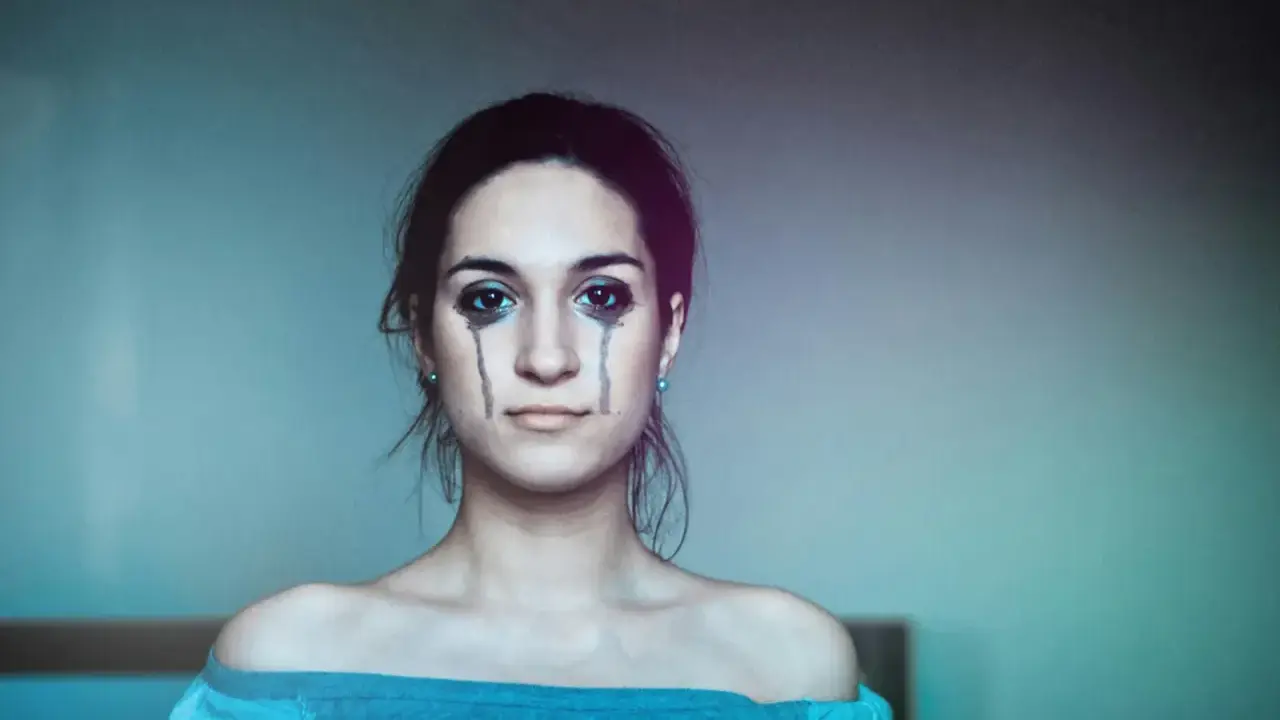 Ragazza con trucco che simula lacrime, espressione di labilità emotiva, alla ricerca di cura e comprensione.