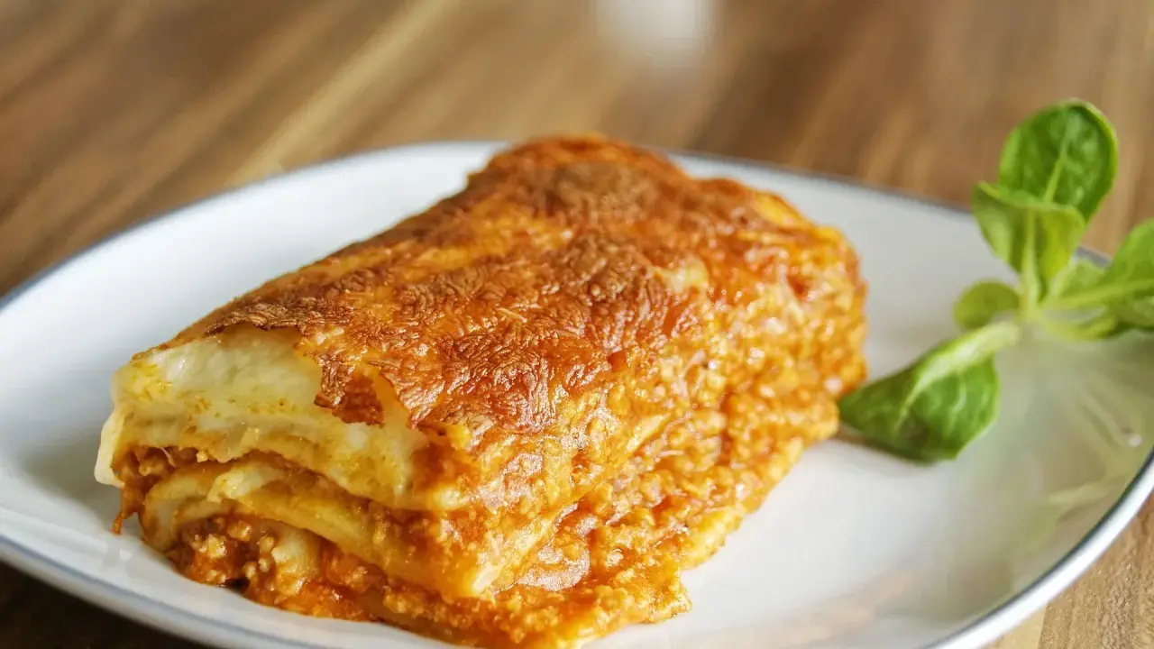 Pyszna, warstwowa lasagne z mięsem mielonym, idealna na rodzinny obiad. Prosty przepis, który zachwyci każdego.