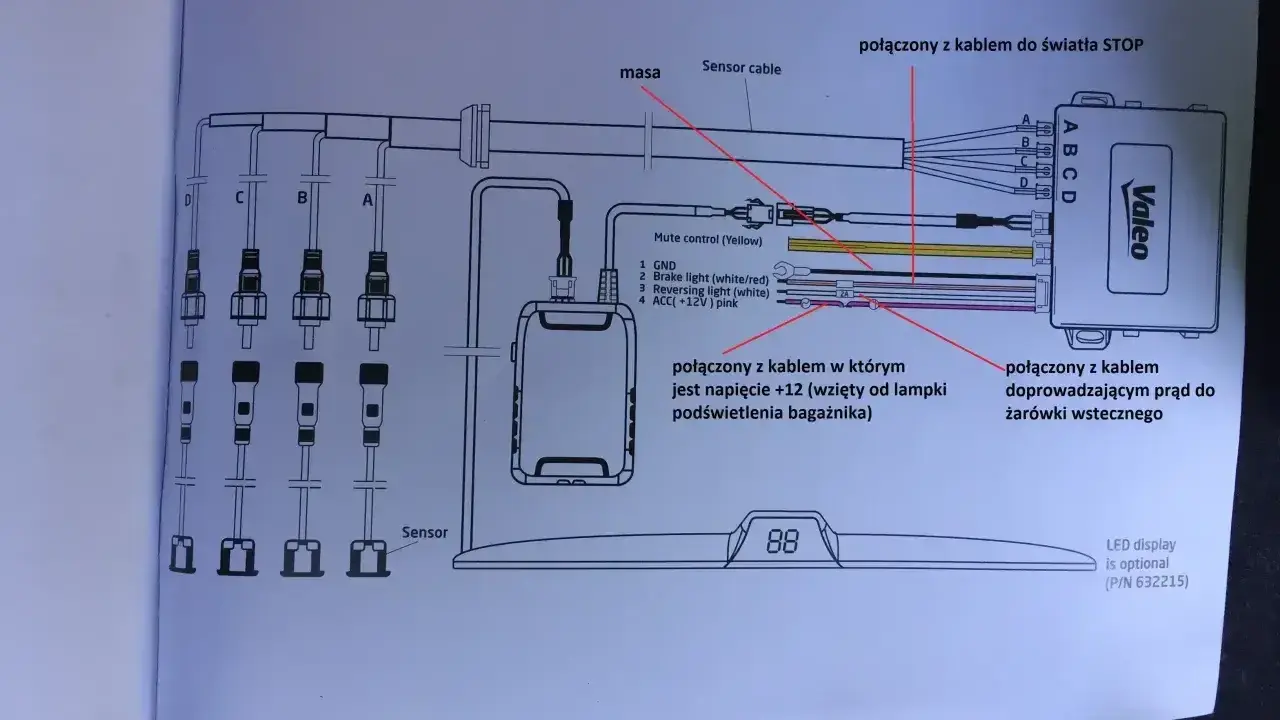 Schemat montażu czujników parkowania Valeo. Pokazuje połączenia z czujnikami, światłem stop, żarówką wstecznego biegu i zasilaniem.