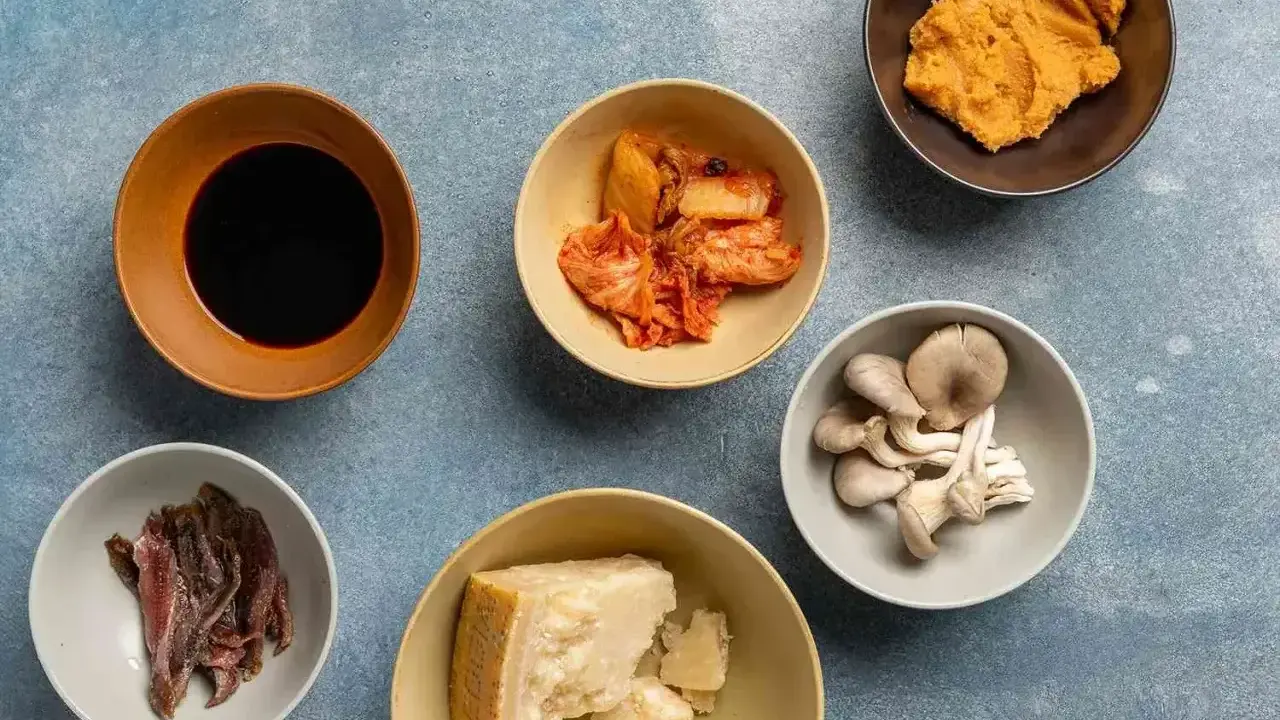 Składniki bogate w umami: sos sojowy, kimchi, miso, grzyby, parmezan i sardele.