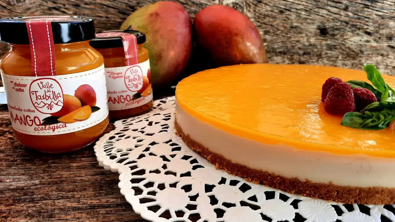 Deliciosa tarta de mango y queso, con mermelada ecológica de mango y frambuesas frescas.