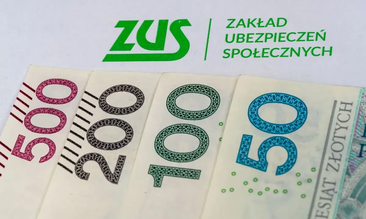 Logo ZUS i banknoty 500, 200, 100, 50 zł.