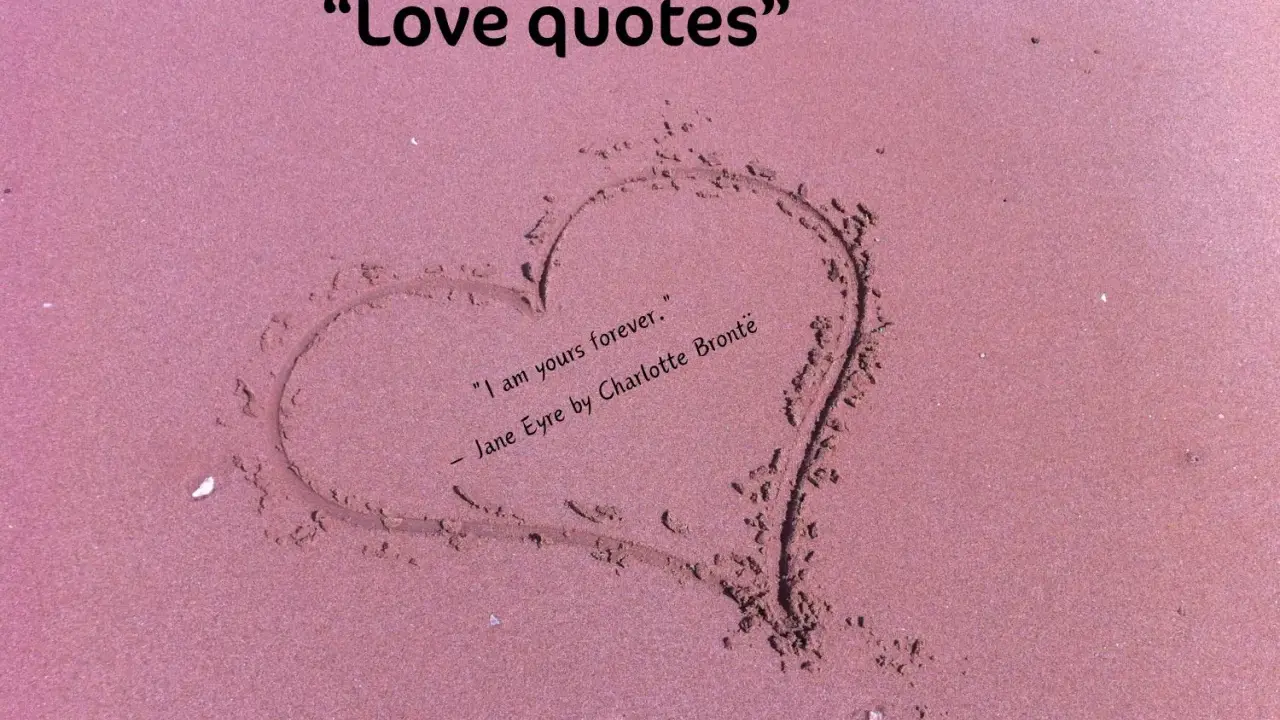 Cuore disegnato sulla sabbia con una citazione d'amore per lei: "I am yours forever." - Jane Eyre.
