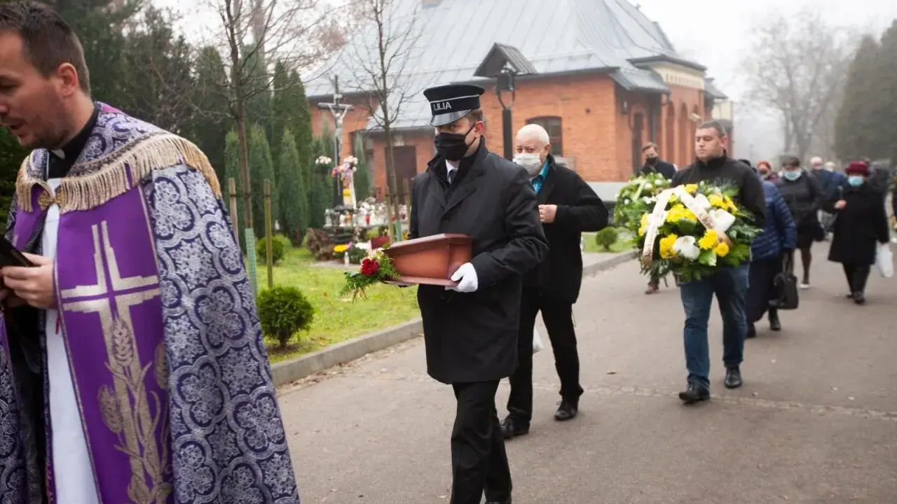 Pogrzeby w Polsce: W które dni są niemożliwe? Sprawdź, zanim zaplanujesz!