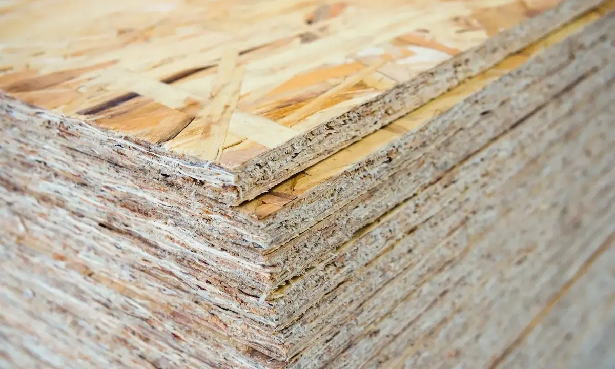 Une pile de panneaux de bois OSB, prêts pour une nouvelle construction.