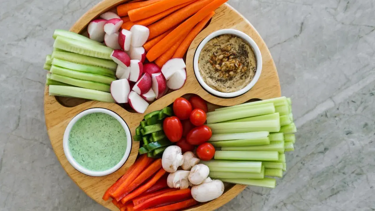 Bunte Gemüsesticks mit Hummus und Dip – perfekt für eine leichte Mahlzeit von 1000 Kalorien am Tag.