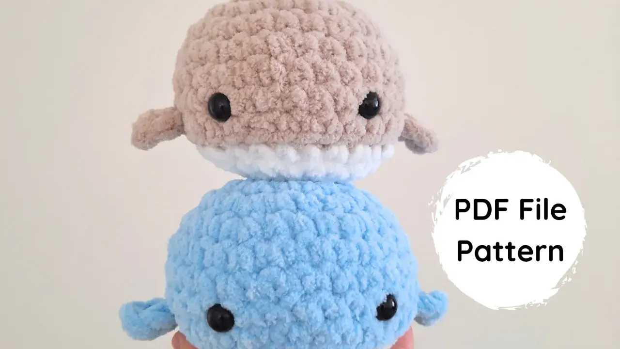 Dos ballenas amigurumi apiladas, una beige y otra azul. ¡Descarga el patrón PDF para crear las tuyas!