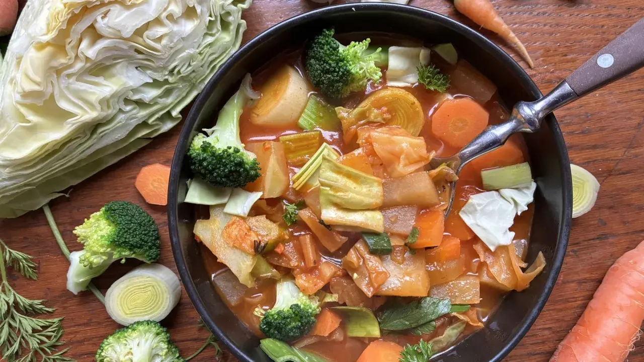 Herzhaftes Kohlsuppe Rezept mit viel Gemüse wie Kohl, Karotten, Lauch und Brokkoli. Ein gesundes und wärmendes Gericht.