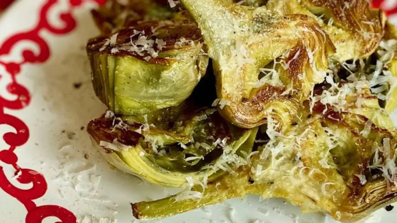Alcachofas asadas con queso rallado, perfectas para tus recetas.