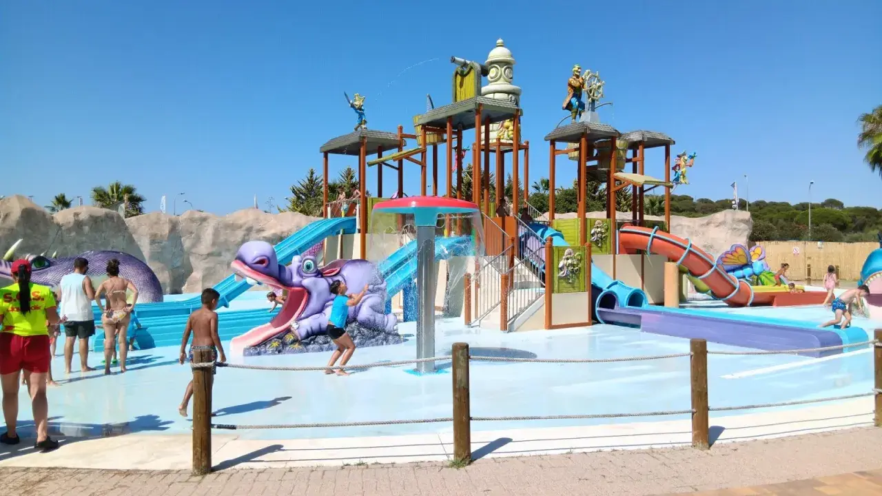 Diversión acuática en Huelva con niños: toboganes, juegos y un hipopótamo gigante para disfrutar del verano.