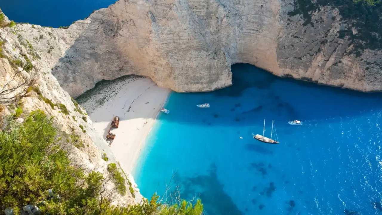 Widok na Zatokę Wraku na Zakynthos. Czy warto? Tak, dla takich widoków! Błękitne morze, biała plaża i klify.