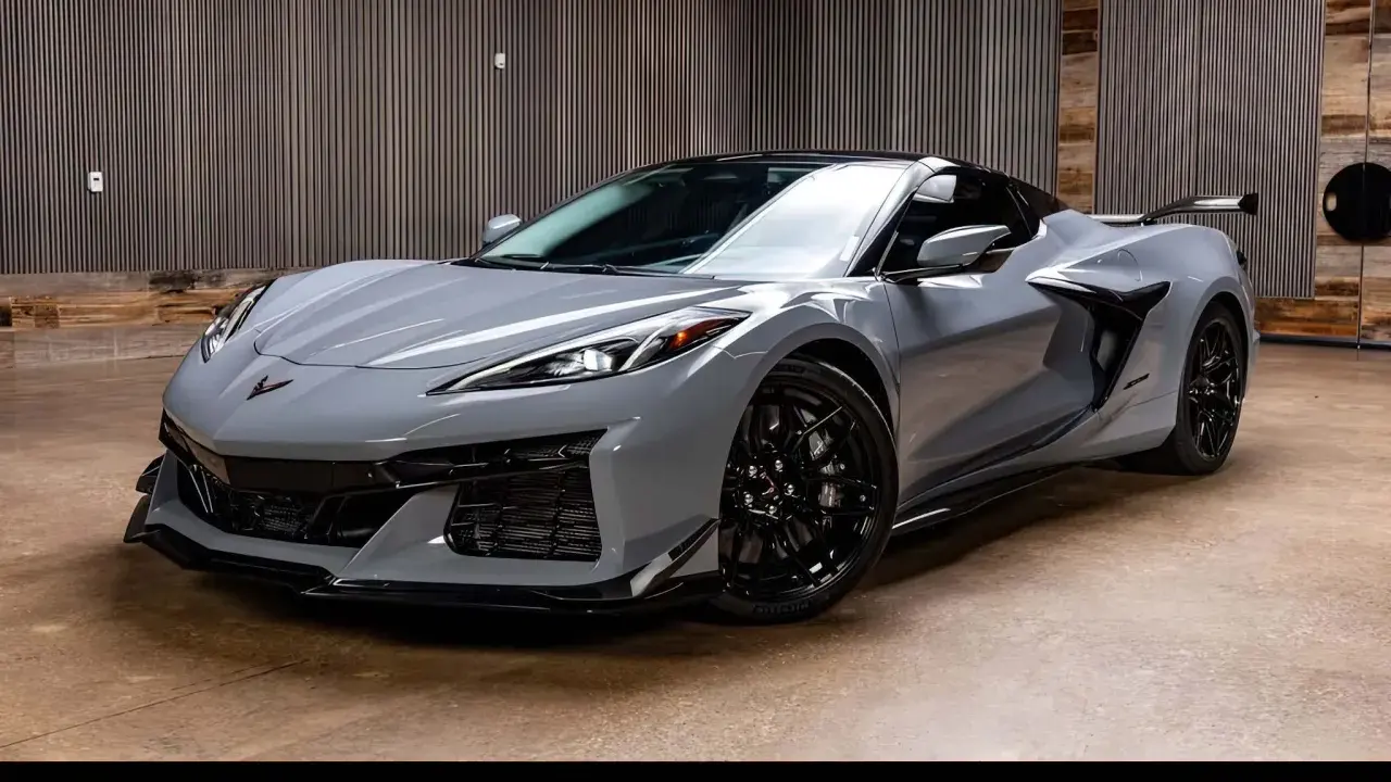 Szary Chevrolet Corvette C8, jeden z najnowszych chevrolet modele, prezentuje się dynamicznie na tle nowoczesnego wnętrza.