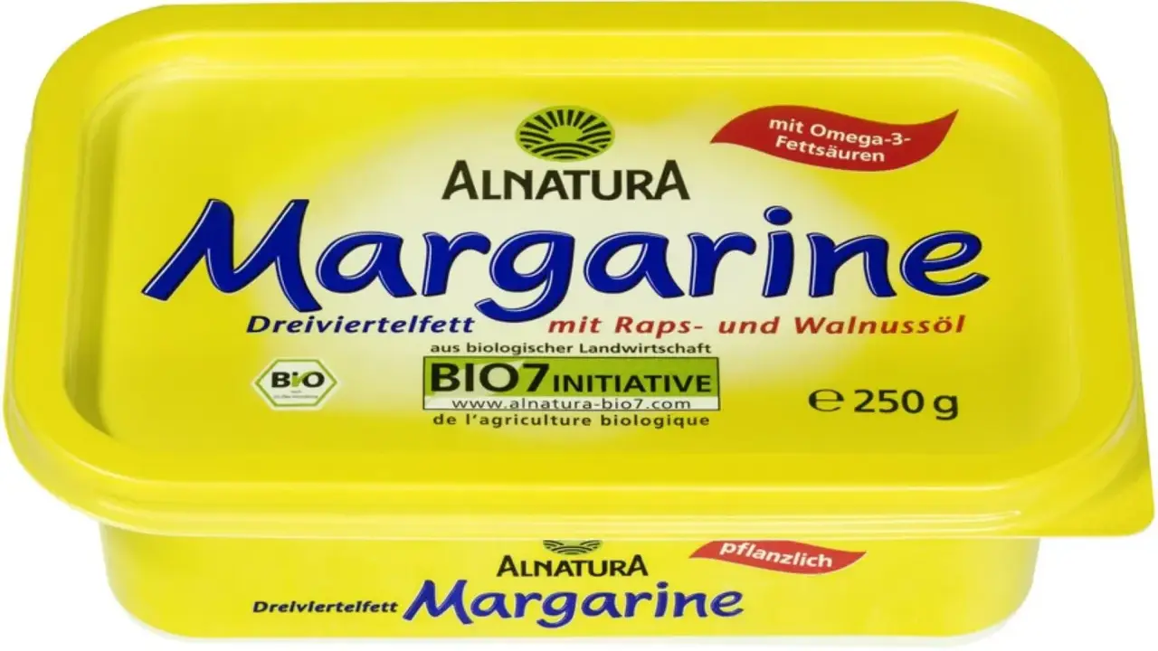 Alnatura Margarine, eine gesunde Margarine mit Raps- und Walnussöl, reich an Omega-3-Fettsäuren, aus biologischer Landwirtschaft.
