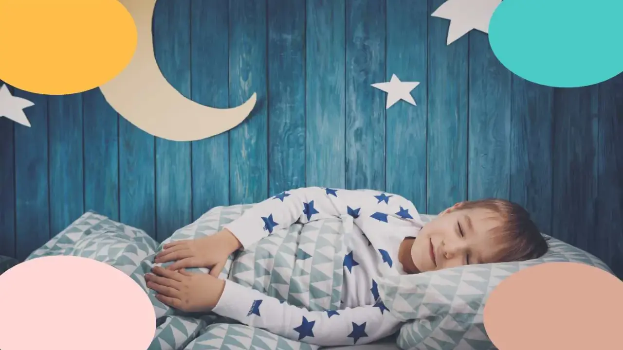Niño duerme plácidamente en su cama, con pijama de estrellas. Es hora de acostarse y soñar con la luna y las estrellas decoran su habitación.