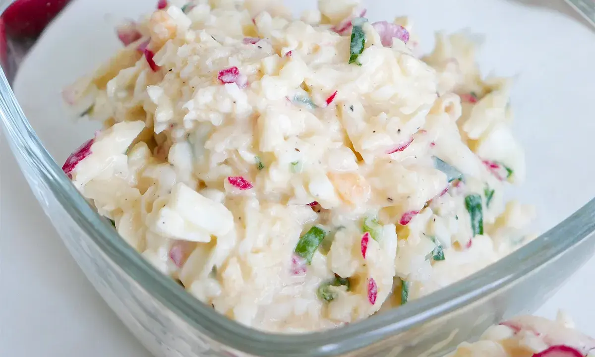 Pyszna pasta jajeczna z rzodkiewką i szczypiorkiem, idealna na kanapki.