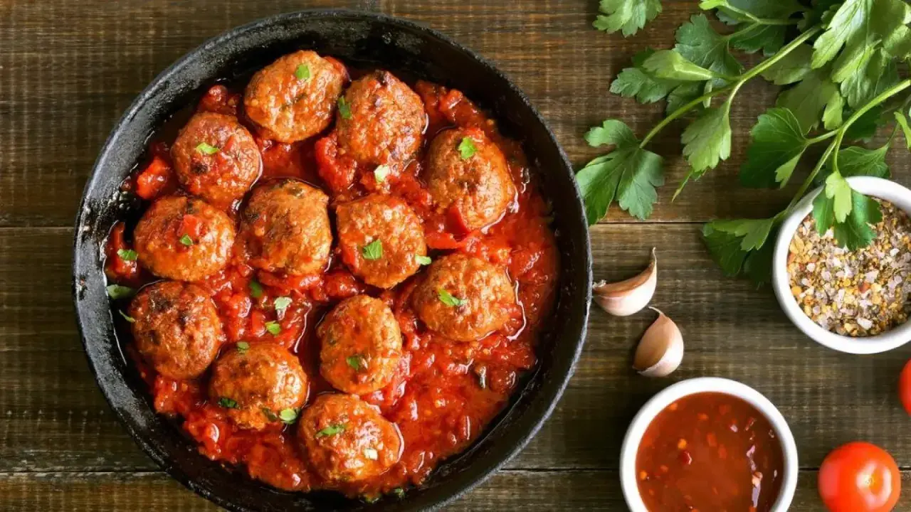 Albóndigas en salsa arguiñano, jugosas y caseras, listas para disfrutar. Un clásico que nunca falla.